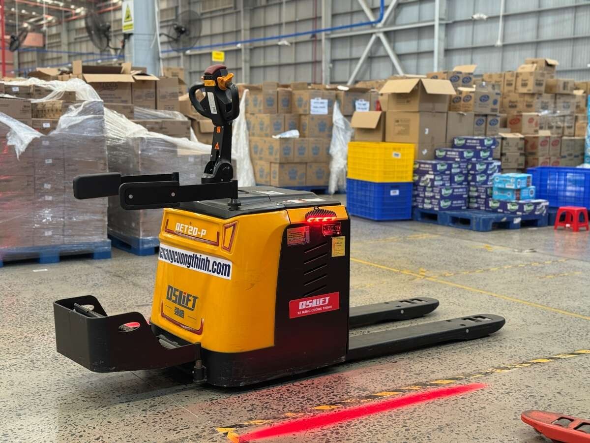 Bàn Giao Xe Nâng Điện Thấp Có Bệ Đứng Lái Tại Đà Nẵng