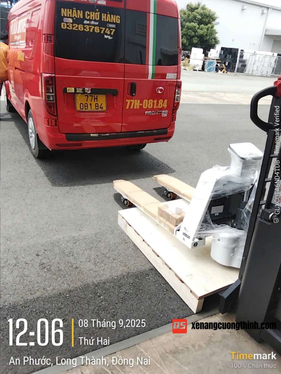 Bàn Giao Xe Nâng Tay Điện Gắn Cân QSLift Cho Khách Hàng