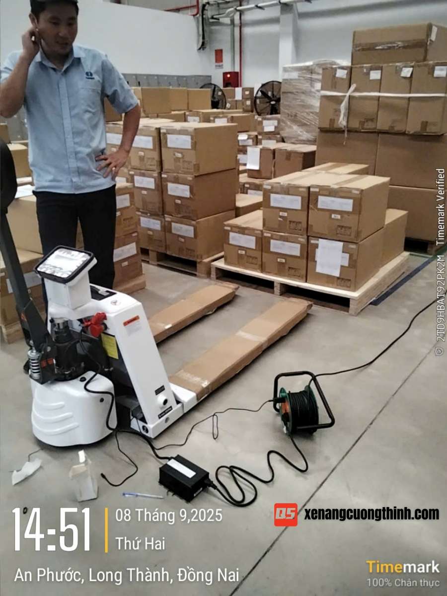 Bàn Giao Xe Nâng Tay Điện Gắn Cân QSLift Cho Khách Hàng