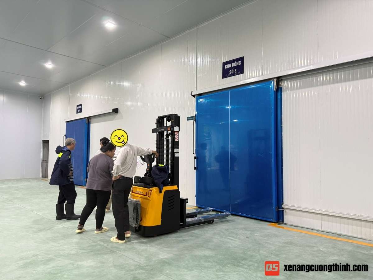 Bàn giao xe nâng điện Stacker đứng lái 1.5 Tấn QES15E-P