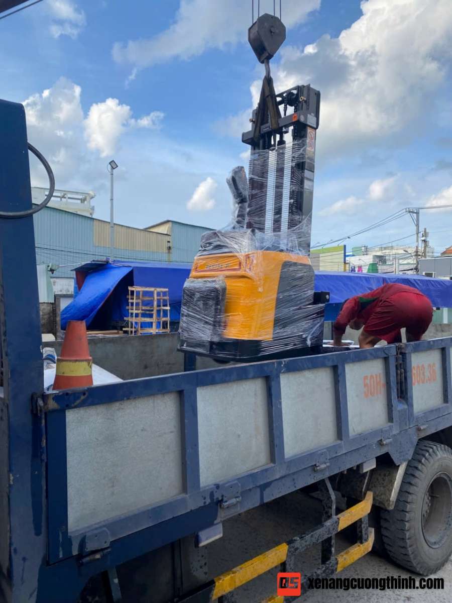 Bàn giao xe nâng điện Stacker đứng lái 1.5 Tấn QES15E-P