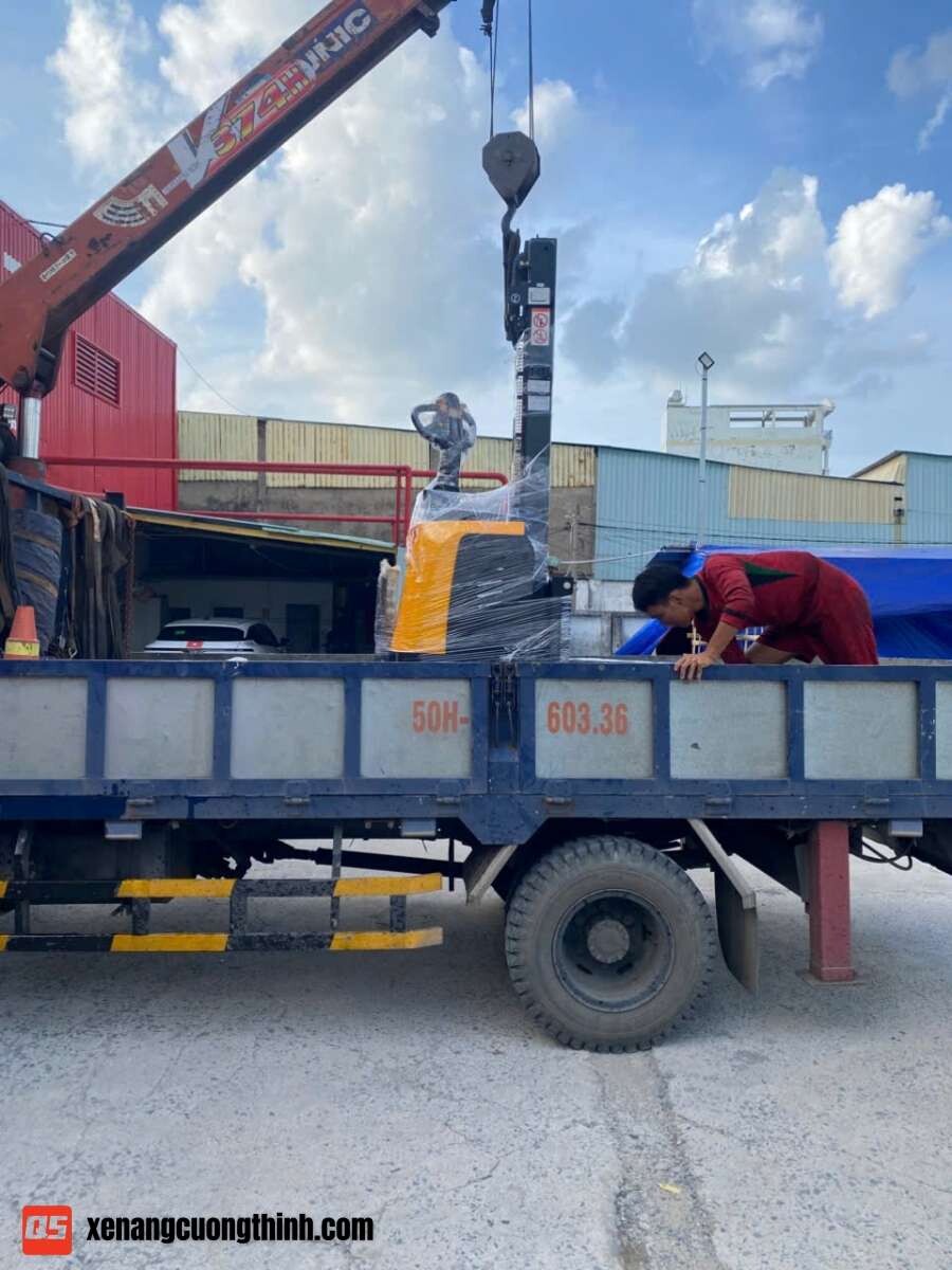 Bàn giao xe nâng điện Stacker đứng lái 1.5 Tấn QES15E-P