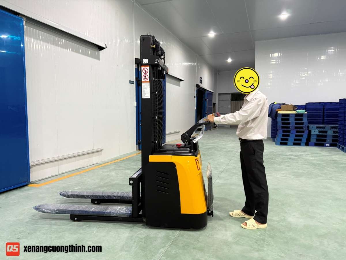 Bàn giao xe nâng điện Stacker đứng lái 1.5 Tấn QES15E-P