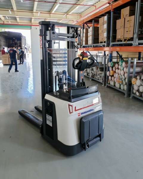 Bàn giao xe nâng stacker 1.6 tấn QSLift QES16-P