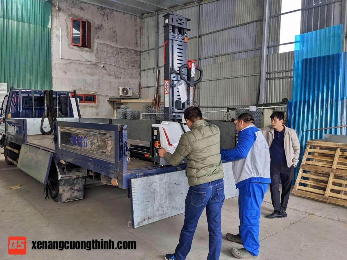 Bàn giao xe nâng điện tự leo tại Bắc Ninh