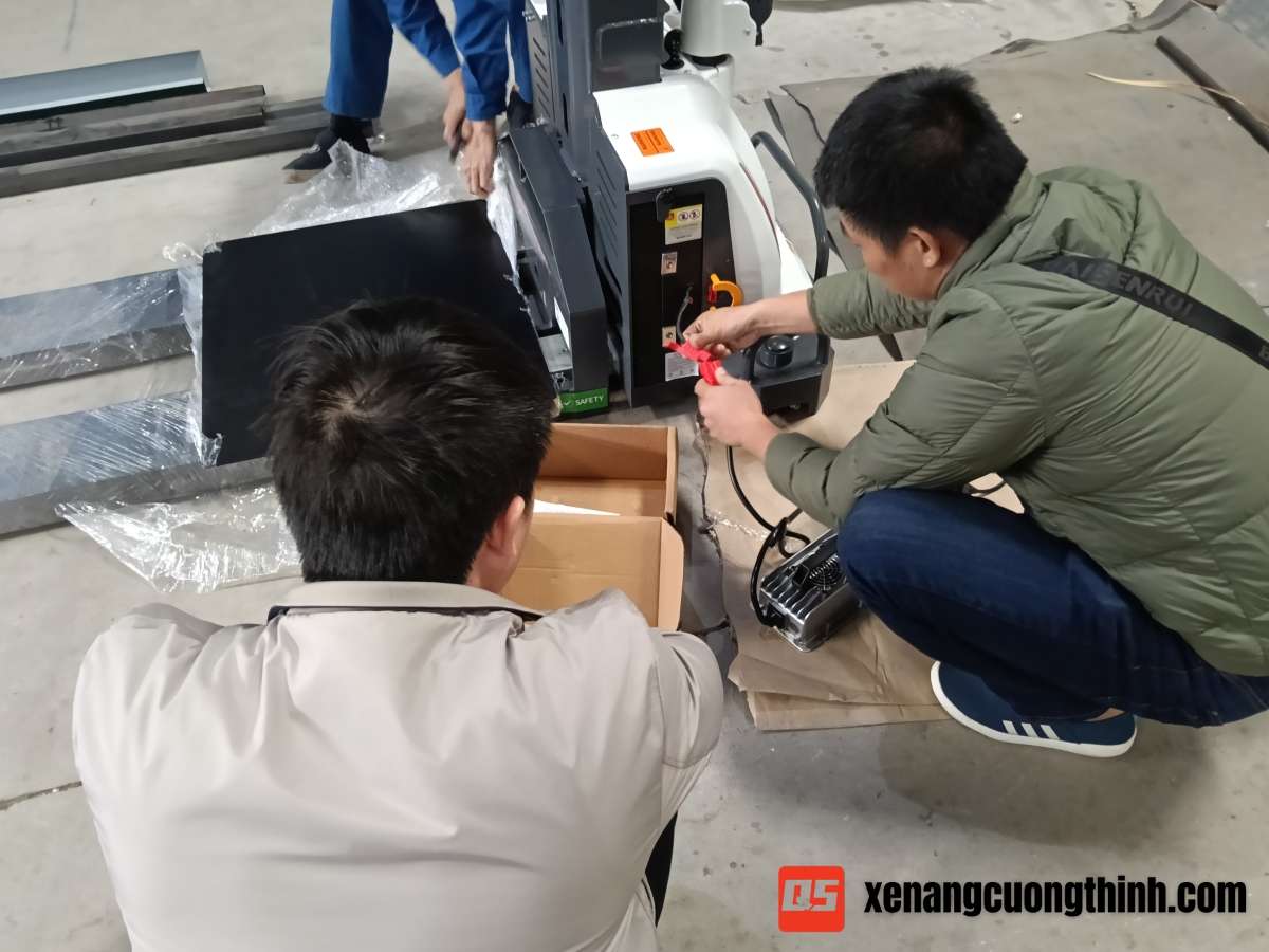 Bàn giao và hướng dẫn sử dụng xe nâng tự leo
