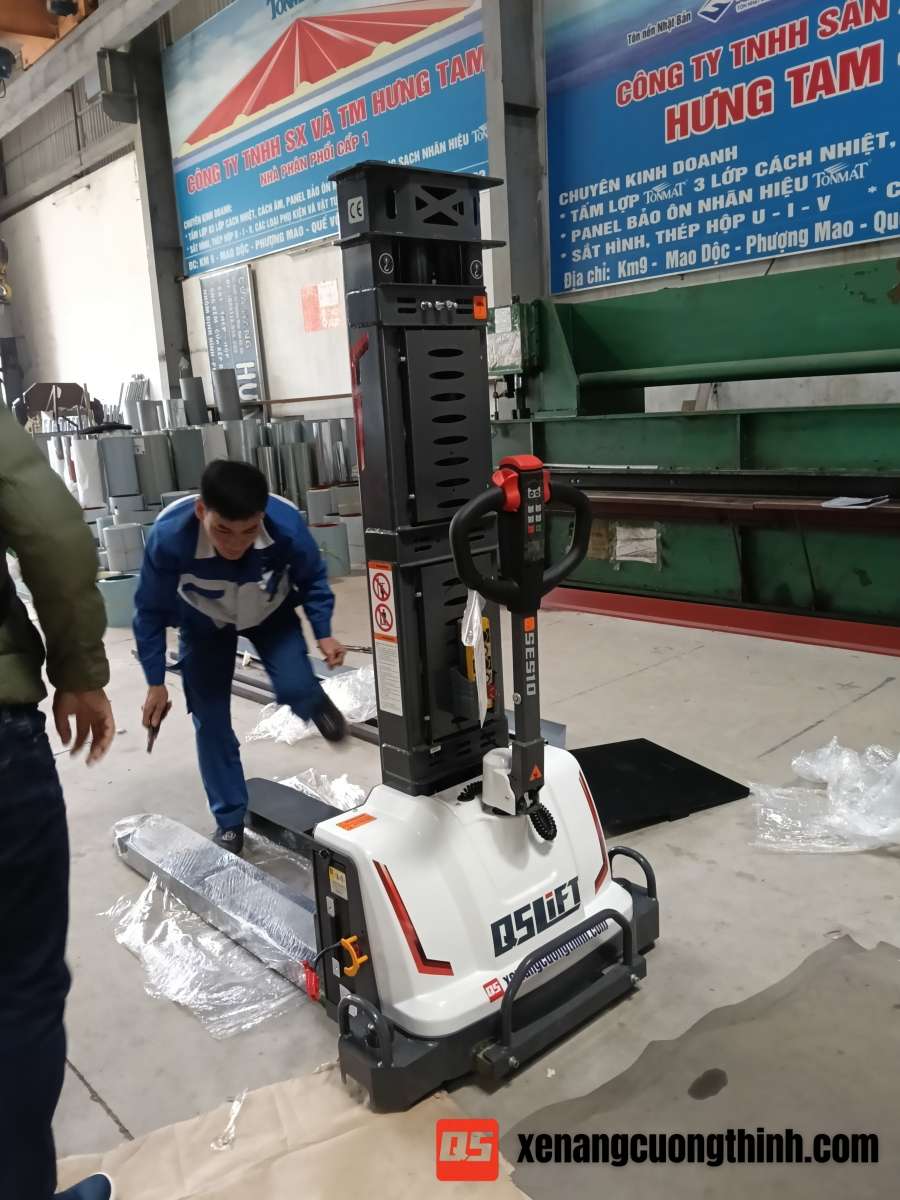 Bàn giao xe nâng điện tự leo tại Bắc Ninh