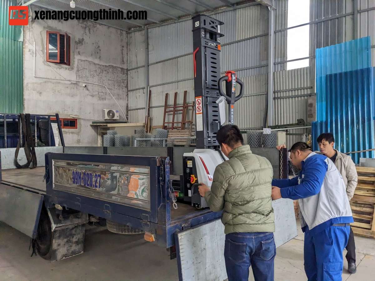 Bàn giao xe nâng điện tự leo tại Bắc Ninh