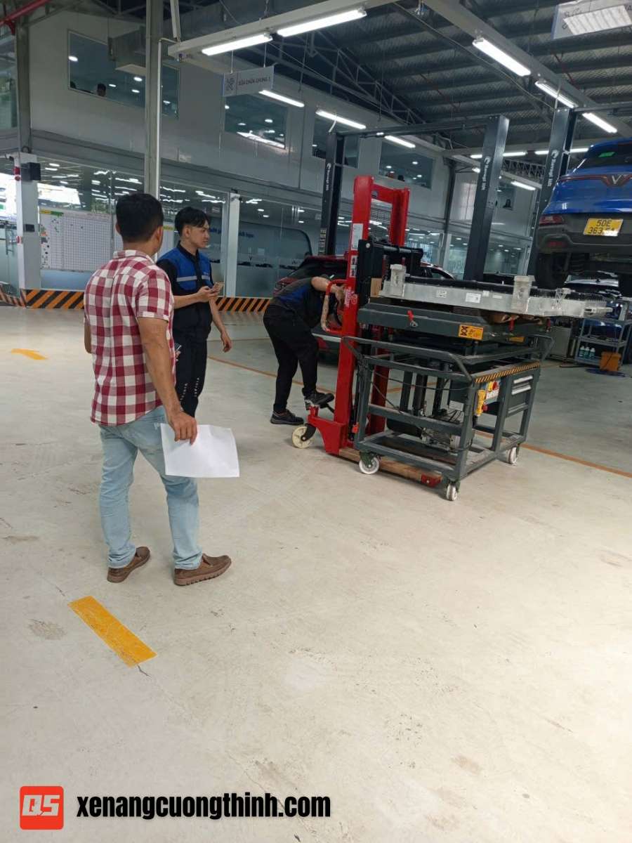 Bàn giao xe nâng tay cao 1 Tấn showroom ô tô | Xe nâng Cường Thịnh