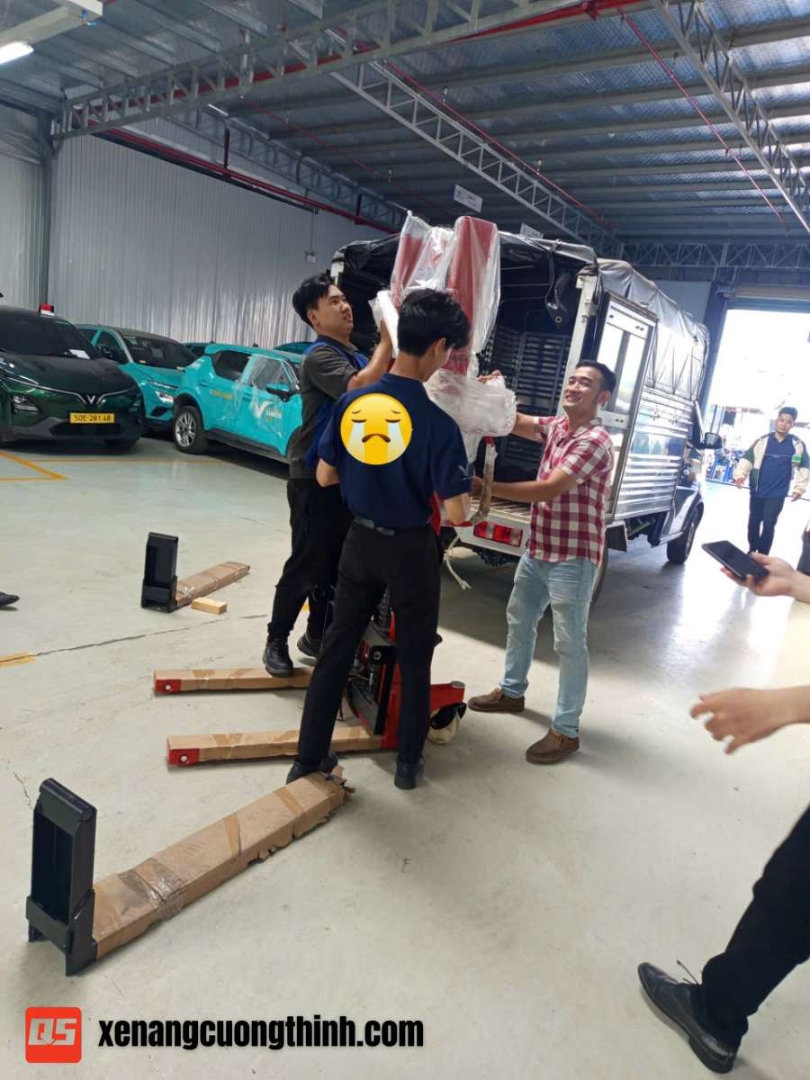 Bàn giao xe nâng tay cao 1 Tấn showroom ô tô | Xe nâng Cường Thịnh