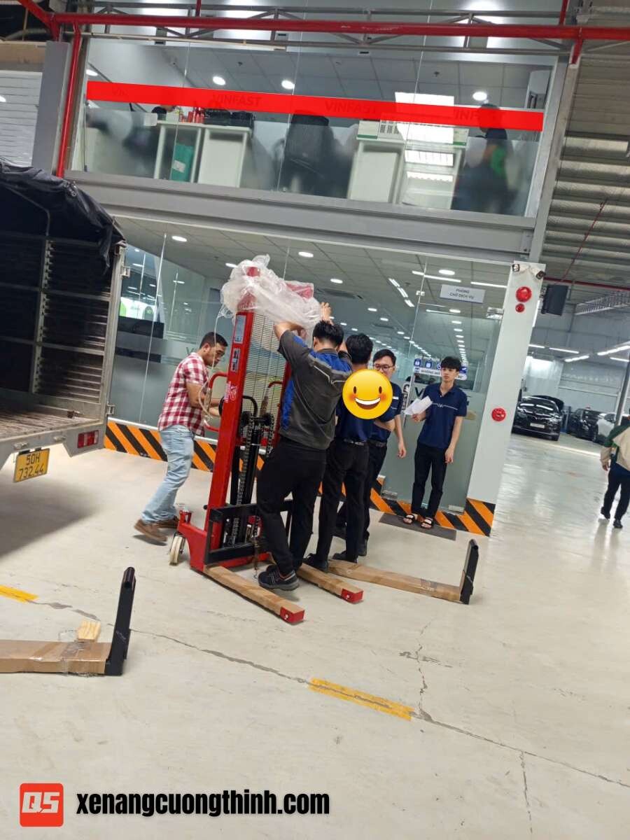Bàn giao xe nâng tay cao 1 Tấn showroom ô tô | Xe nâng Cường Thịnh