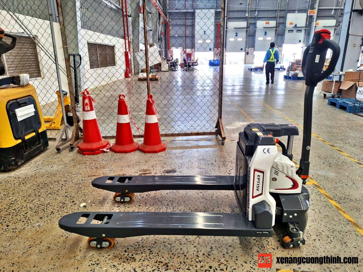 Quy trình bàn giao xe nâng tay điện thấp 1.5 Tấn tại kho logistic - Đà Nẵng