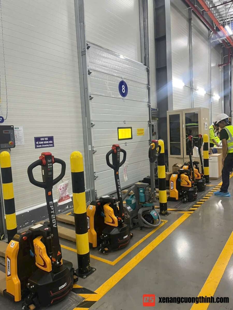 Bàn giao xe nâng tay điện 2 Tấn Lithium EPT20V