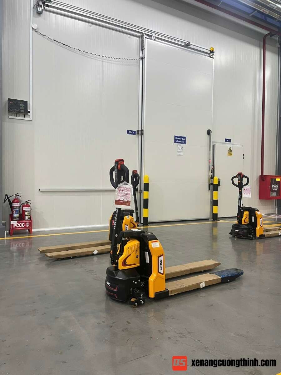 Bàn giao xe nâng tay điện 2 Tấn Lithium EPT20V