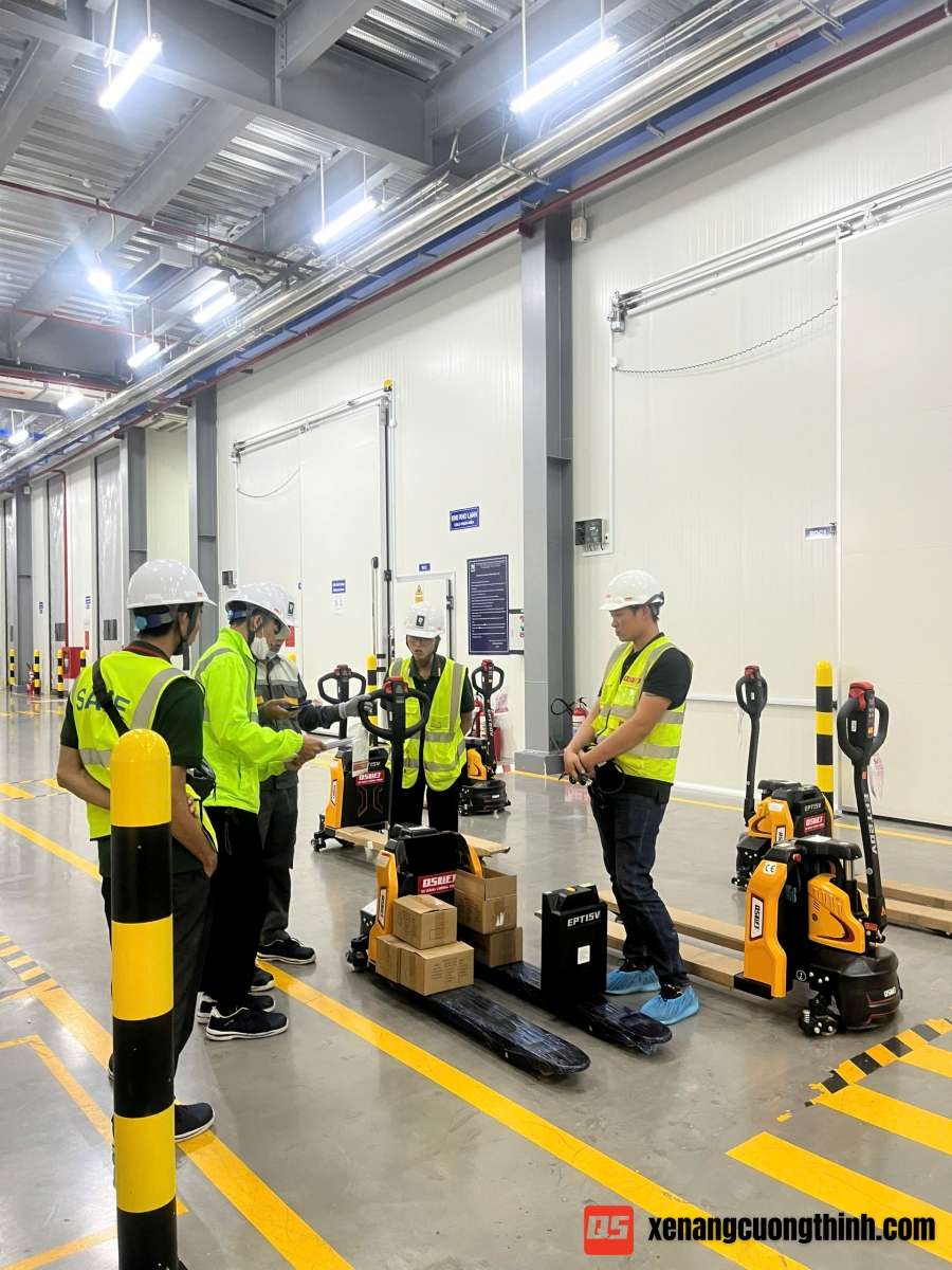 Bàn Giao Xe Nâng Tay Điện Lithium 2 Tấn QSLift EPT20V