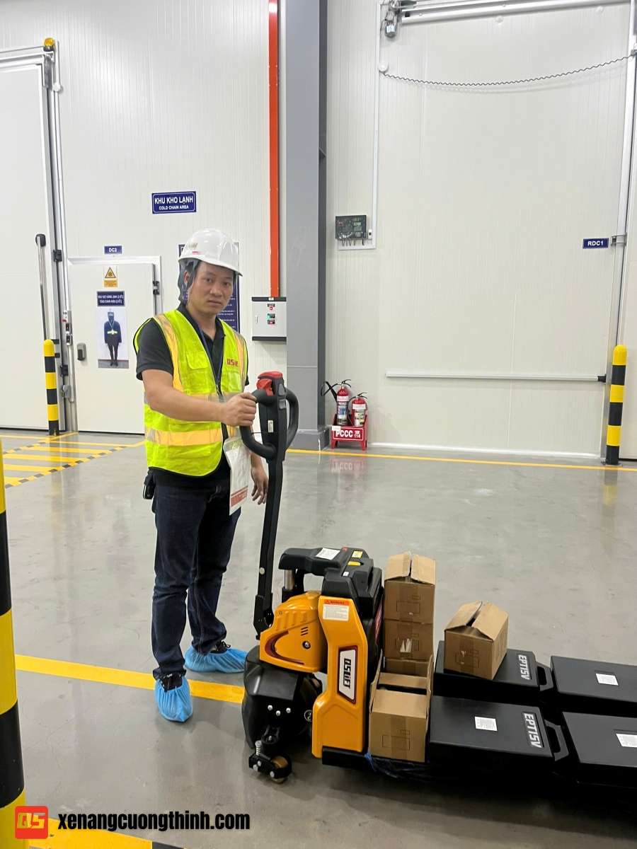 Bàn Giao Xe Nâng Tay Điện Đi Bộ Lái 2 Tấn | QSLift EPT20V