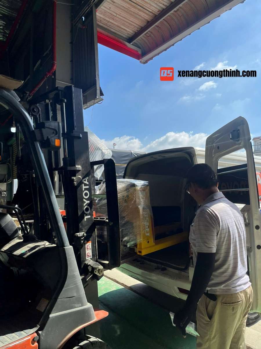 Bàn Giao Xe Nâng Tay Điện Bánh Cao Su | Công Trình Xây Dựng