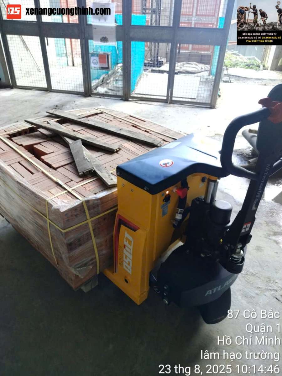 Bàn Giao Xe Nâng Tay Điện Bánh Cao Su | Công Trình Xây Dựng