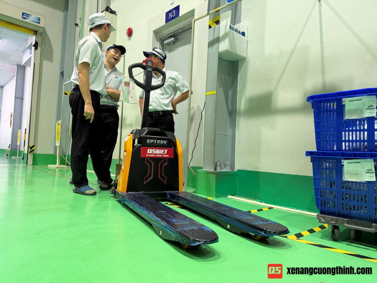 Bàn Giao Xe Nâng Tay Điện Lithium 2 Tấn QSLift EPT20V