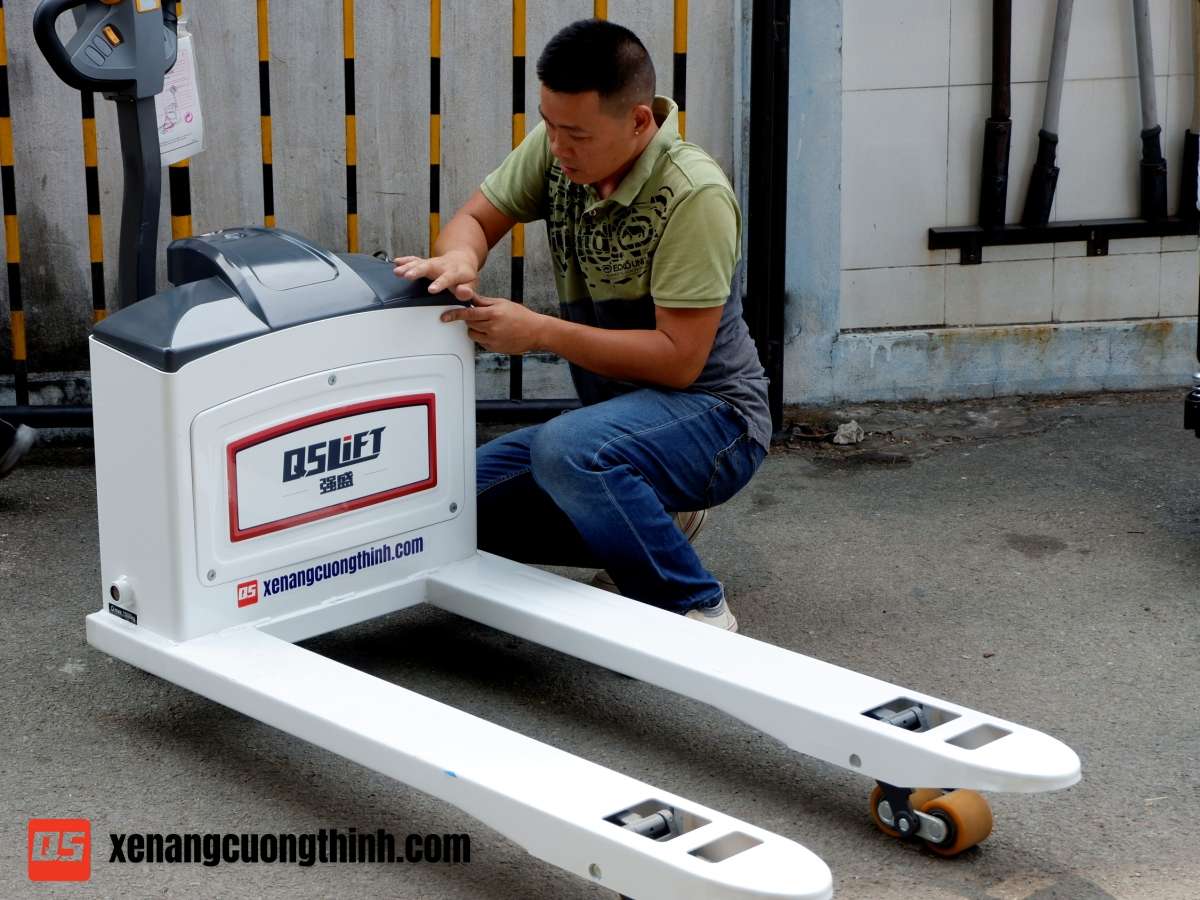 Bàn giao xe nâng tay điện thấp 1500Kg tại Bình Dương