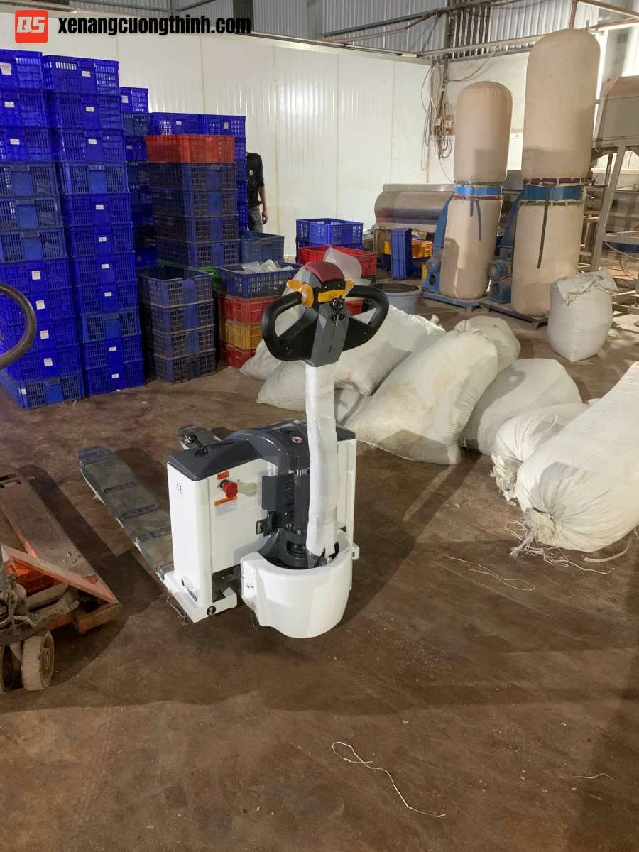 Bàn giao xe nâng tay điện thấp 1500kg EPT15Q