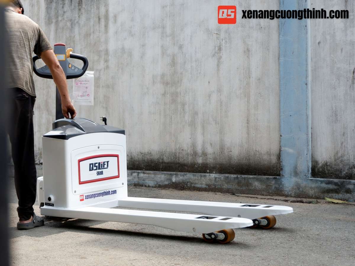 Bàn giao xe nâng tay điện thấp 1500Kg tại Bình Dương