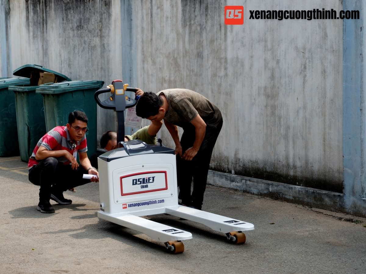 Bàn giao xe nâng tay điện thấp 1500Kg tại Bình Dương