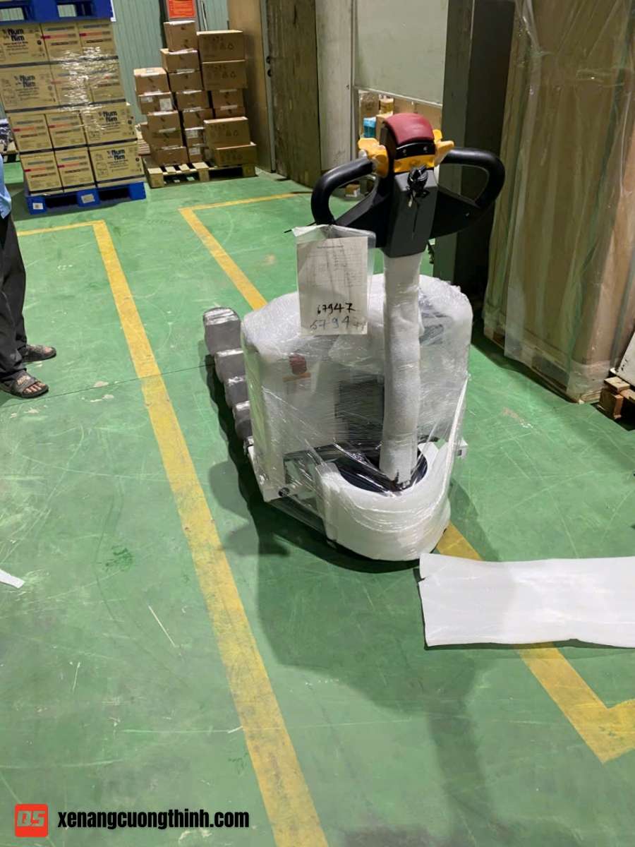 Bàn giao xe nâng tay điện thấp 1500kg EPT15Q