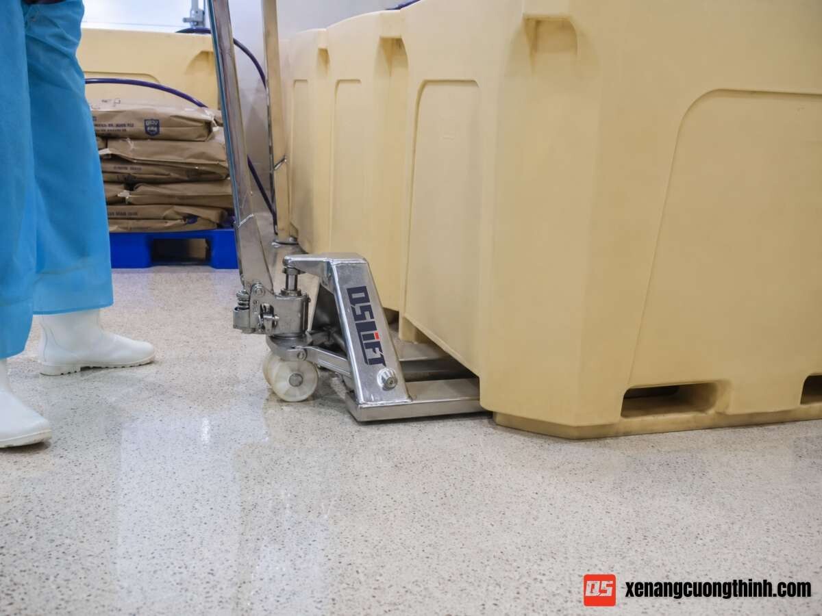 Bàn Giao Xe Nâng Tay Inox Kho Lạnh - Kho Thủy Sản