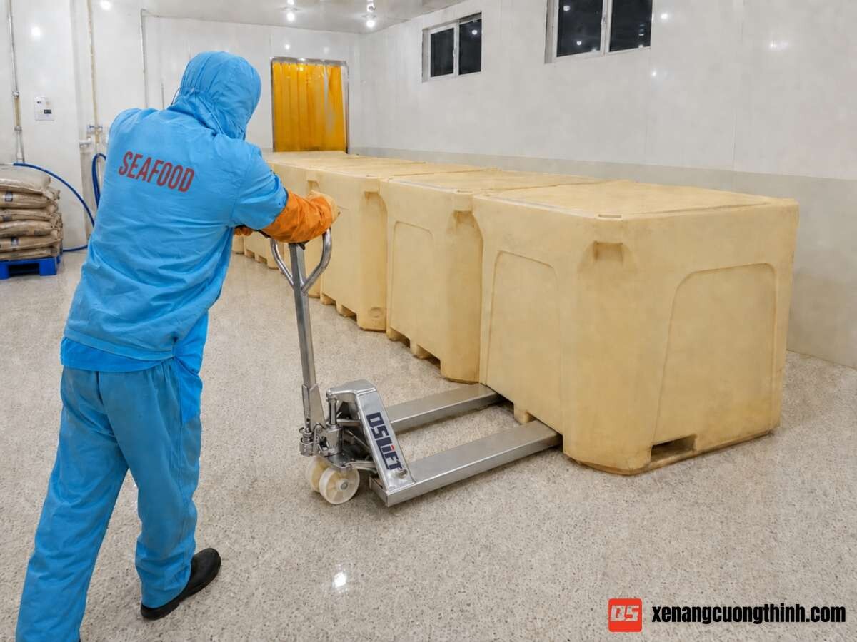 Bàn Giao Xe Nâng Tay Inox Kho Lạnh - Kho Thủy Sản