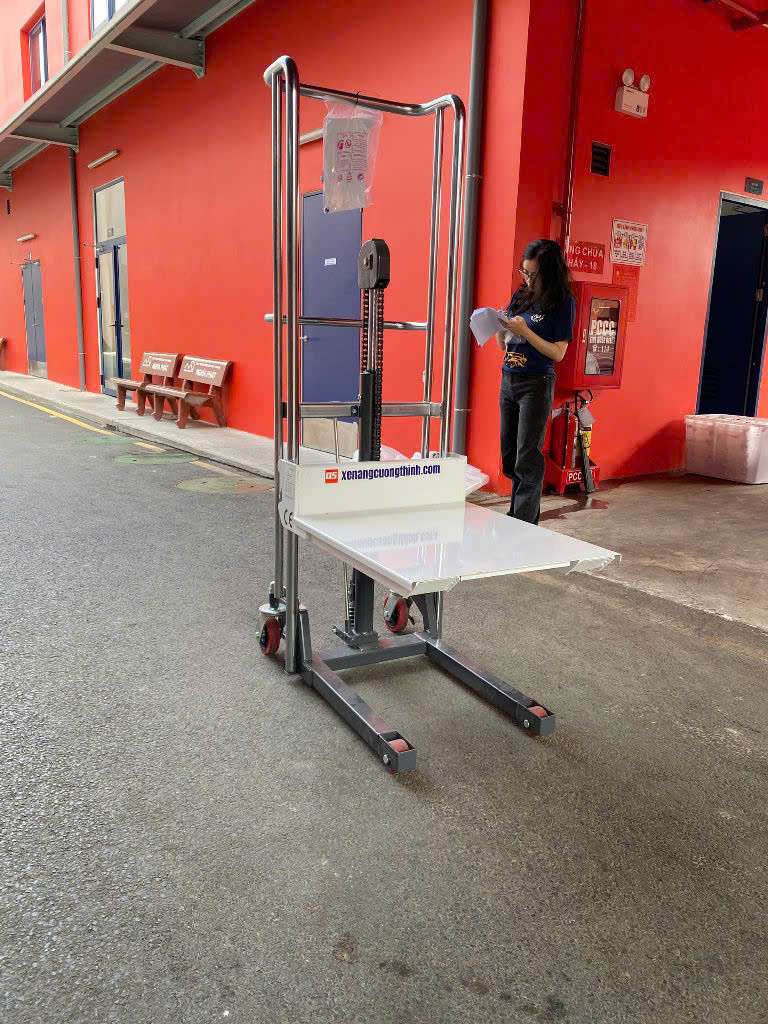 Bàn giao xe nâng tay mini 200kg - 400kg PS0415 | Xe nâng Cường Thịnh