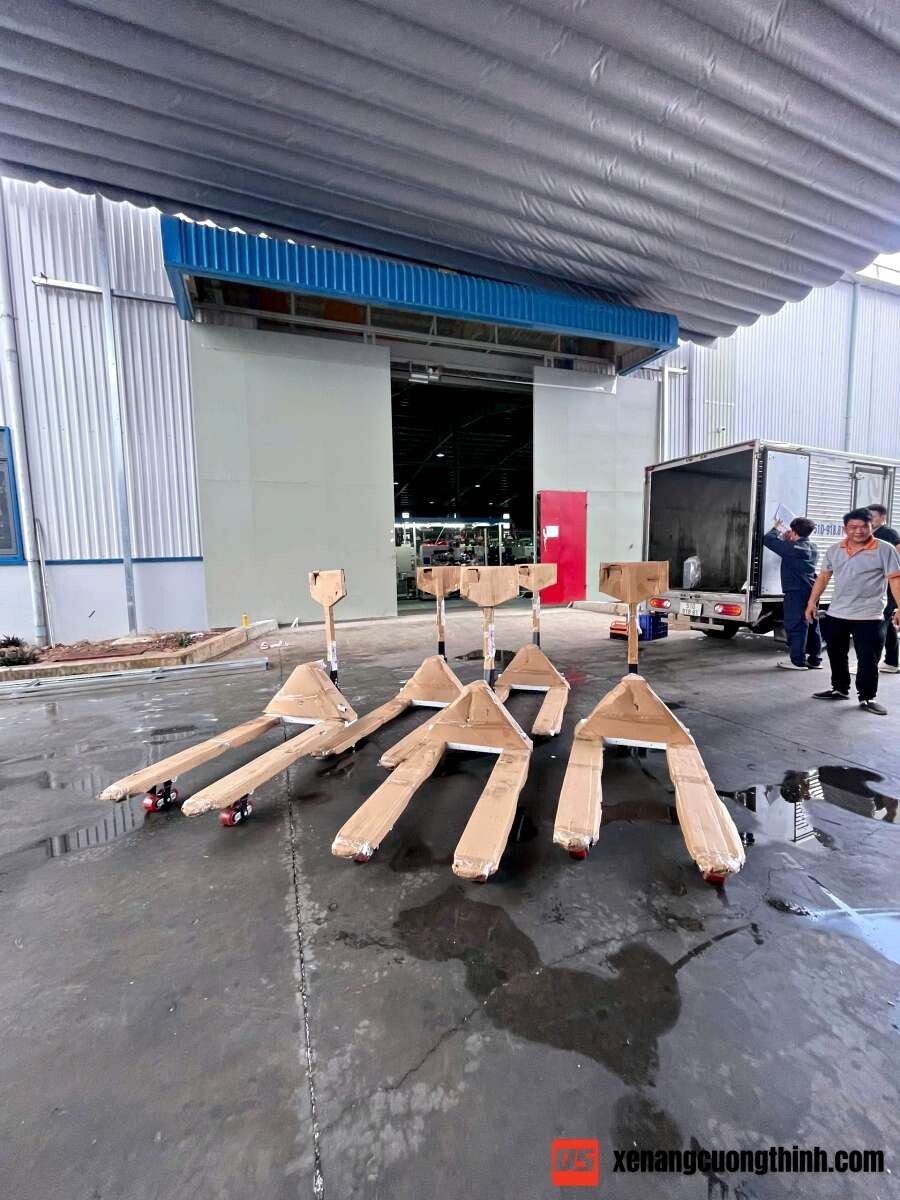 Bàn Giao Xe Nâng Tay | Xe Nâng Cường Thịnh