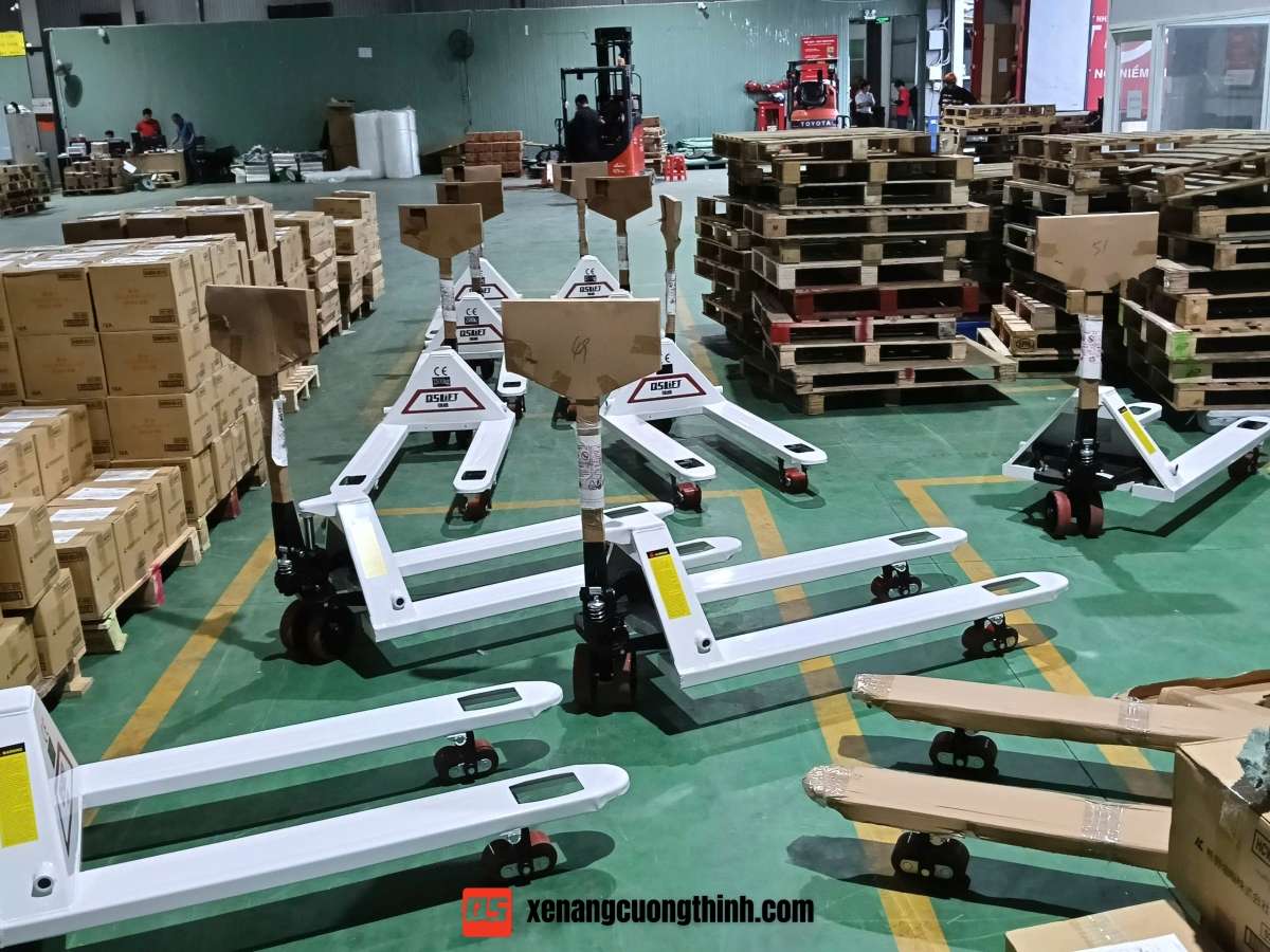 Bàn giao xe nâng tay tại Cường Thịnh