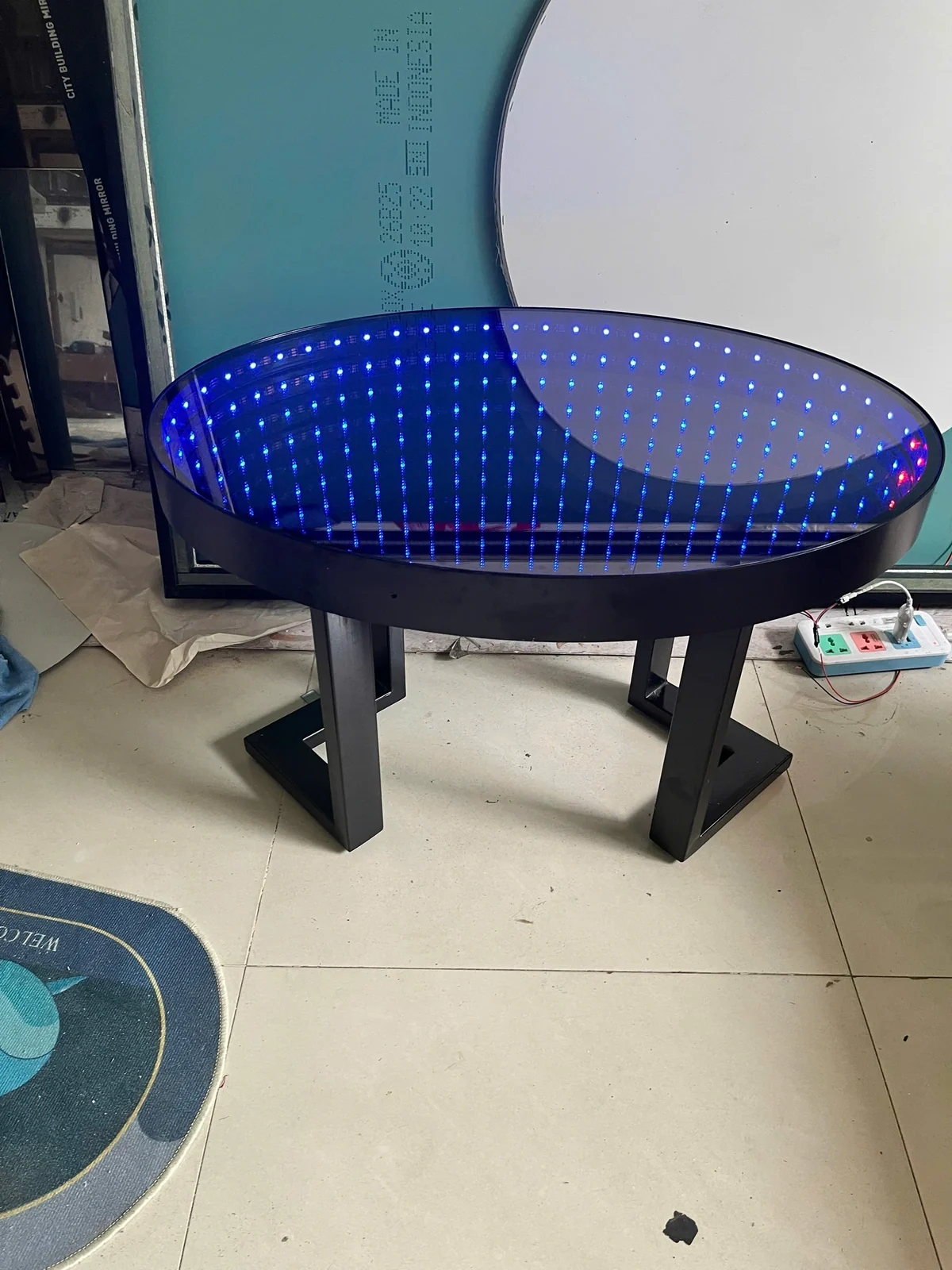 Bàn gương tròn chân đen, LED xanh lam