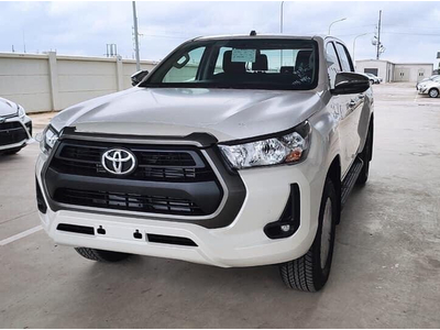 Toyota Hilux 2.4 E 4x2 MT