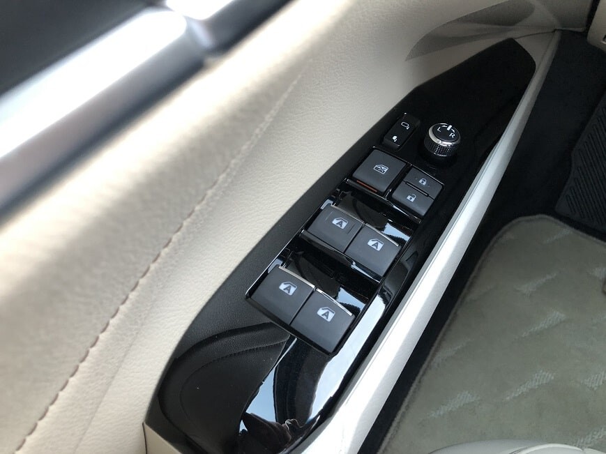 Cửa kính chỉnh điện lên xuống một chạm của Camry Nhập