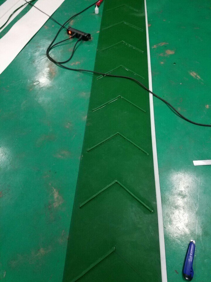 Băng tải PVC xanh dán gân (13x8) hình chữ V và dân dẫn hướng dọc 2 bên mặt trên