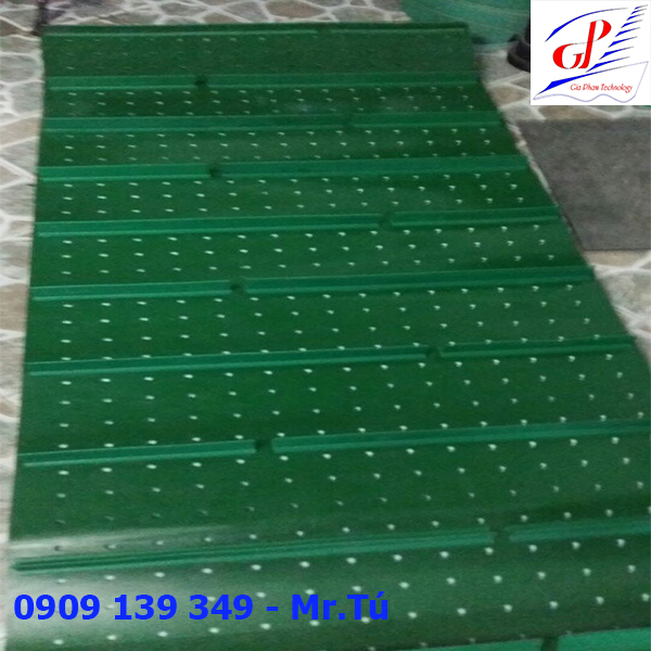 băng tải pvc gia công dán gân cao ngang và đục lỗ