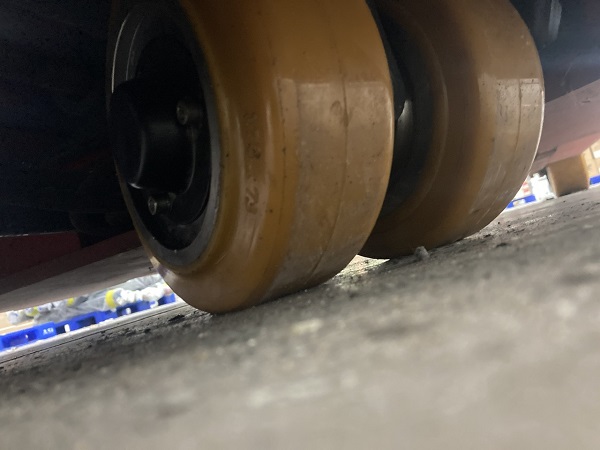 Thay bánh xe nâng điện cân bằng 180x76 Mima