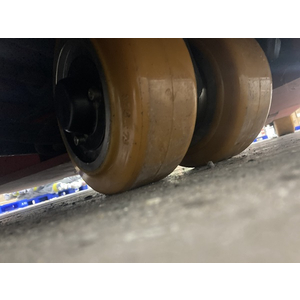 Thay bánh xe nâng điện cân bằng 180x76 Mima