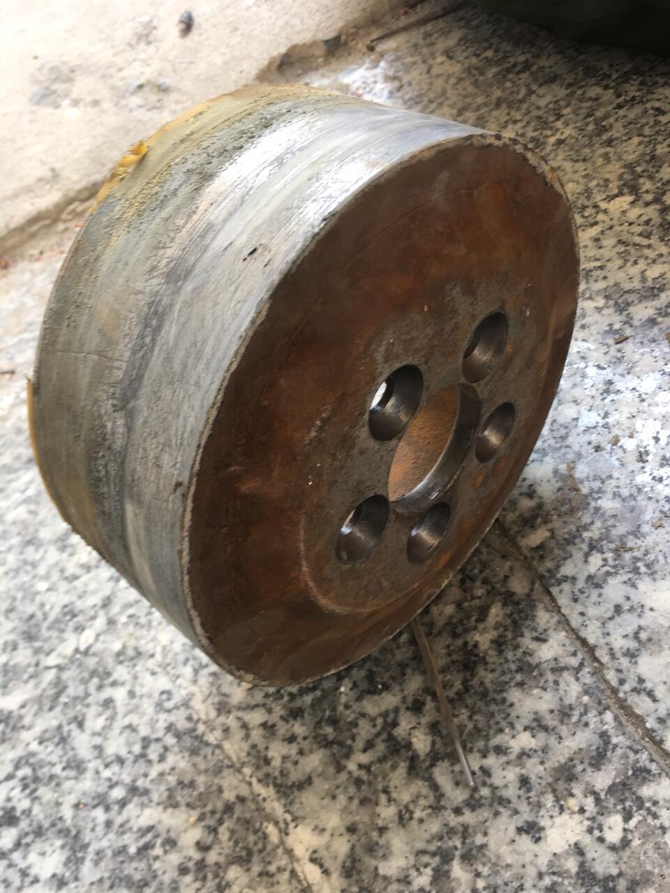 Bánh xe PU kích thước 230x75mm bị tróc lớp PU