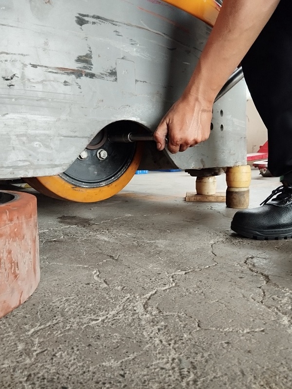 bánh lái xe nâng điện Jungheinrich 343x114-90 7 lỗ ốc giá rẻ