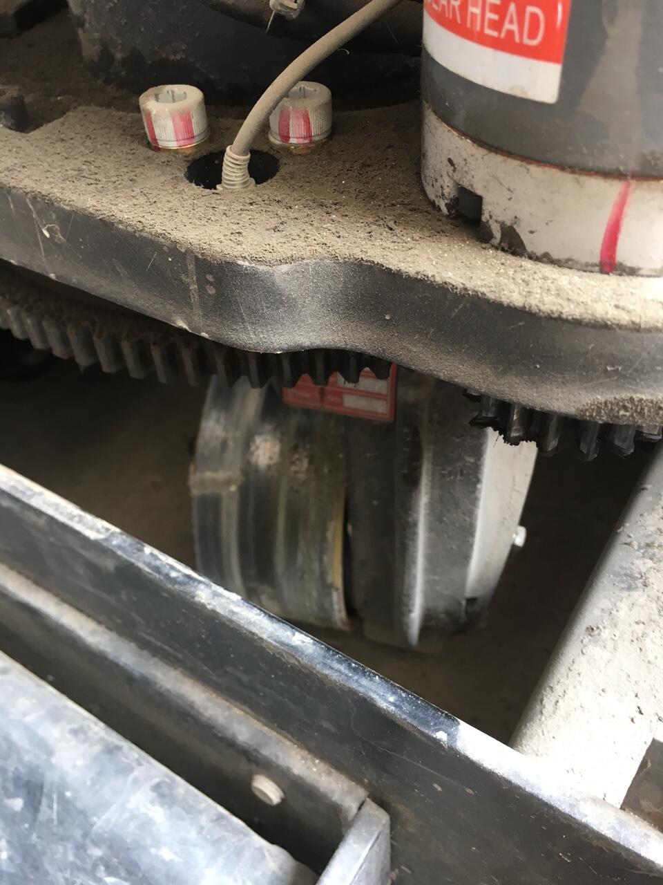 Bánh xe nâng điện hiệu EP bị tróc lớp PU