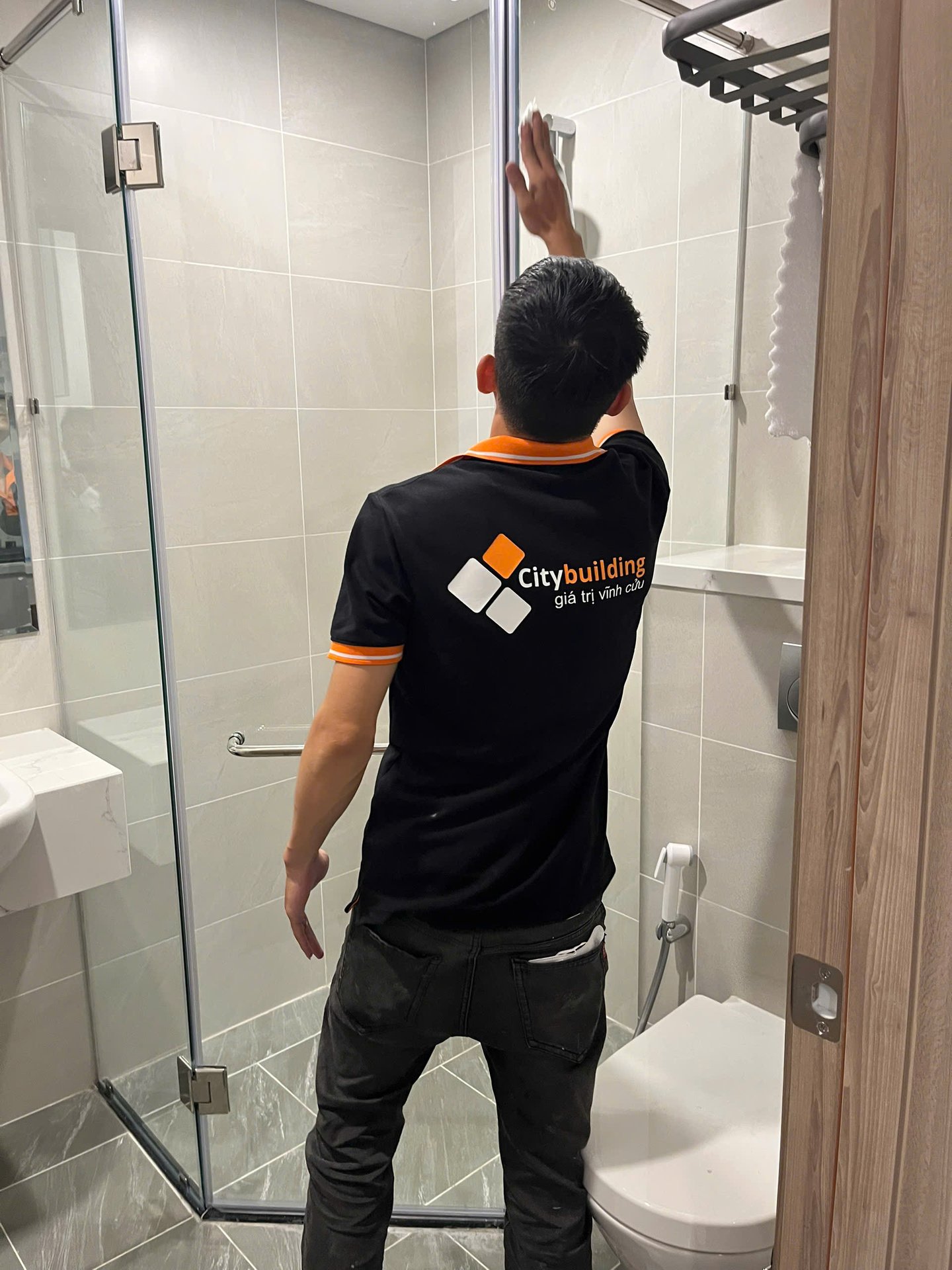Vách kính nhà tắm được sản xuất theo kích thước thực tế và báo giá theo cấu hình hoàn thiện.