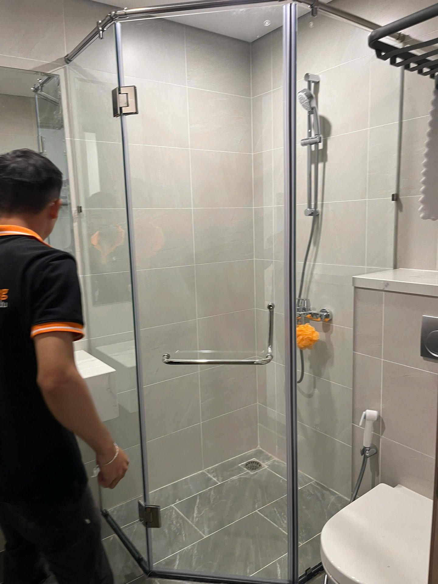 báo giá vách kính nhà tắm theo m² và cấu hình: kính 8–10mm, cửa mở, cửa lùa, cabin góc L, chữ U, phụ kiện và cách tính chi phí.