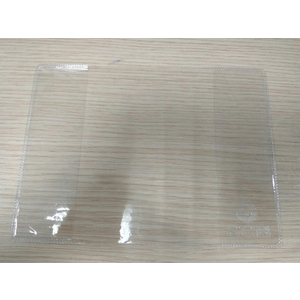 Bao PVC trong suốt đặt trên bàn, thể hiện đường ép mép và phần lồng giữ bìa sổ