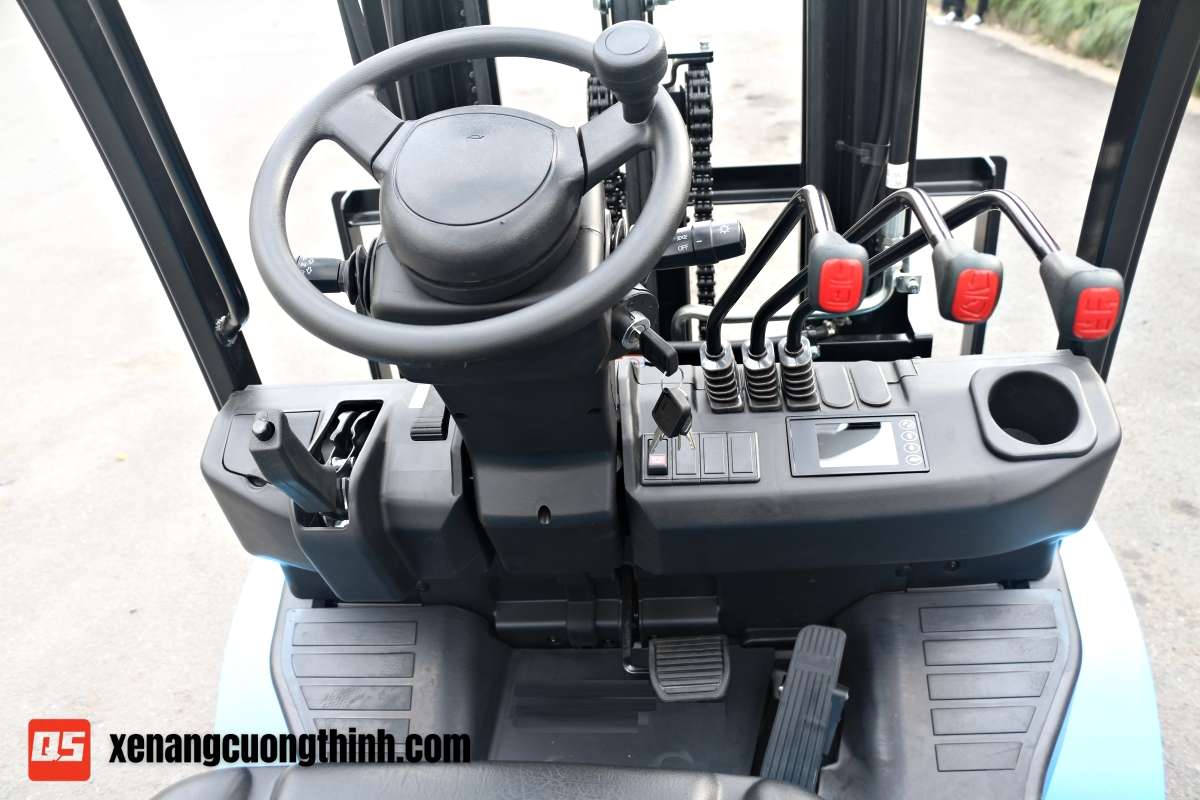 bên trong cabin khoang lái