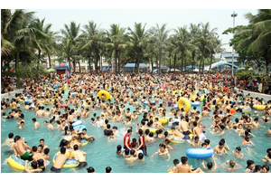 Bệnh nào có thể lây qua hồ bơi?