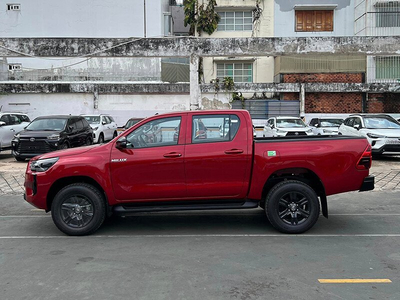 Toyota Hilux 2.4L 4x4 MT