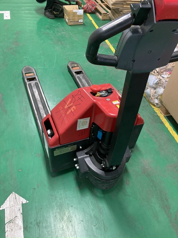 Thay bánh xe nâng điện BDH15LL